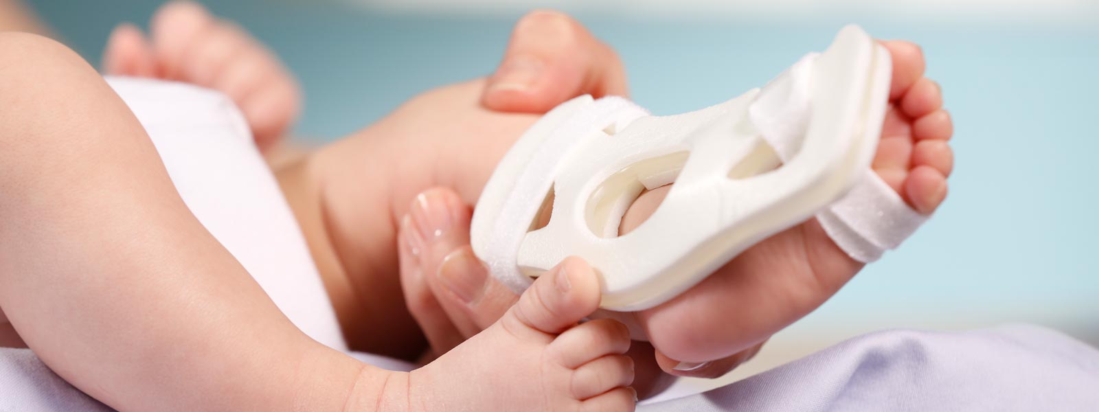 949S-Foot TLC Foot Splint on infant