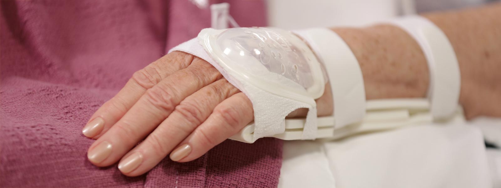 730L UltraDressing and 939CL tLC Splint on older adult's hand