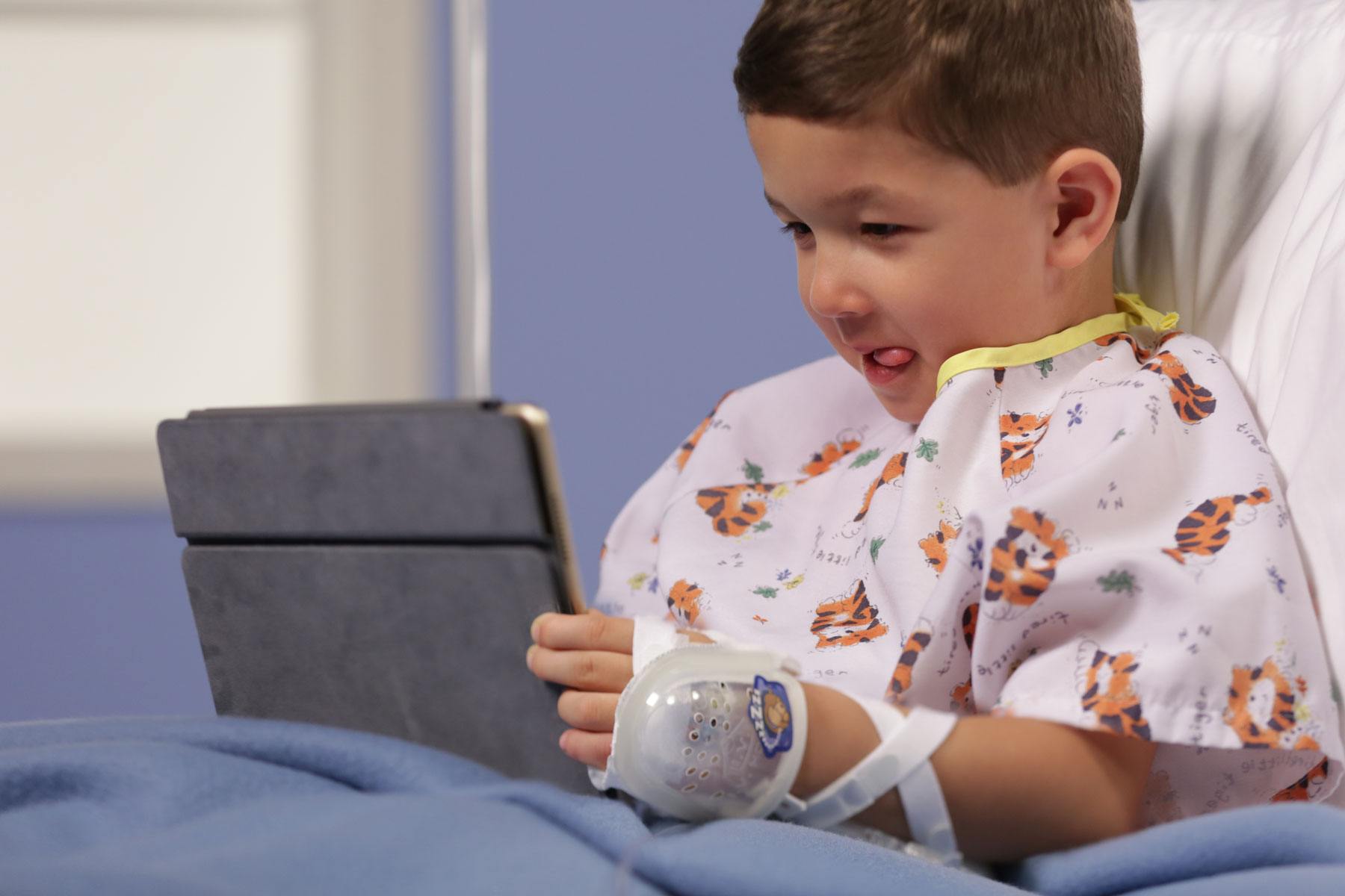 939L-Ultra TLC Wrist Splint on child's wrist